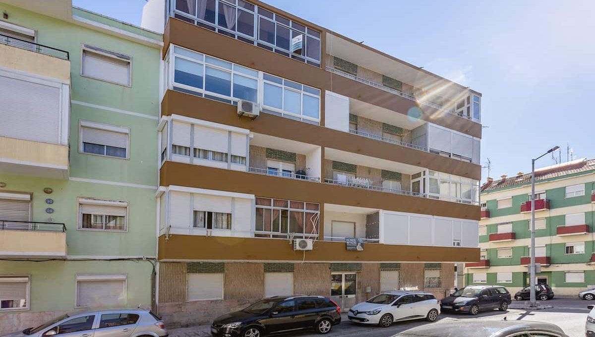 Apartamento T3 no centro da Amora - à venda na rua Sociedade Filarmónica Operária Amorense