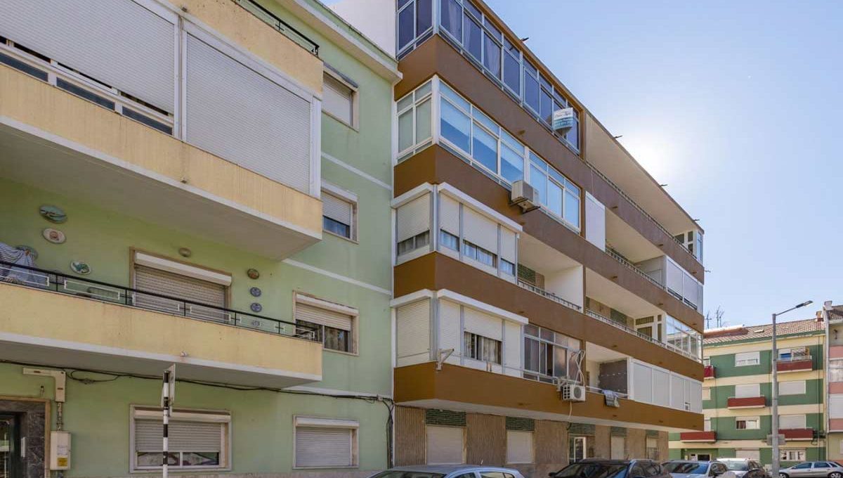 Apartamento T3  no centro da Amora - à venda na rua Sociedade Filarmónica Operária Amorense
